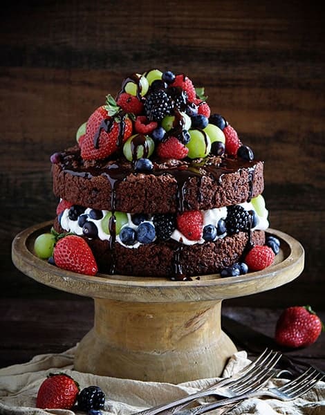 瘦巧克力赤裸蛋糕用新鲜水果！
