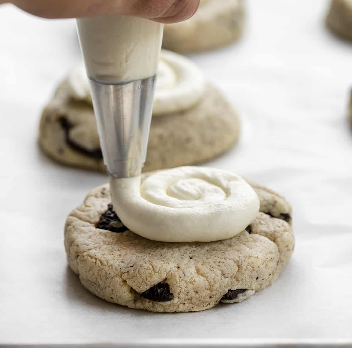 向CopyCat Crumbl Cookies和Cream Cookie添加霜冻