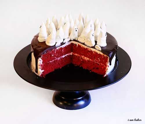 bootiful万圣节蛋糕显示红色天鹅绒蛋糕里面