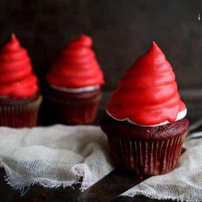 红丝绒嗨帽纸杯蛋糕!