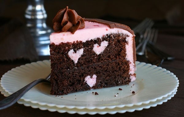 巧克力蛋糕用三个莓酪乳心脏雕刻在里面
