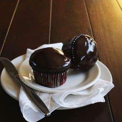 黑巧克力杯形蛋糕用黑莓填充