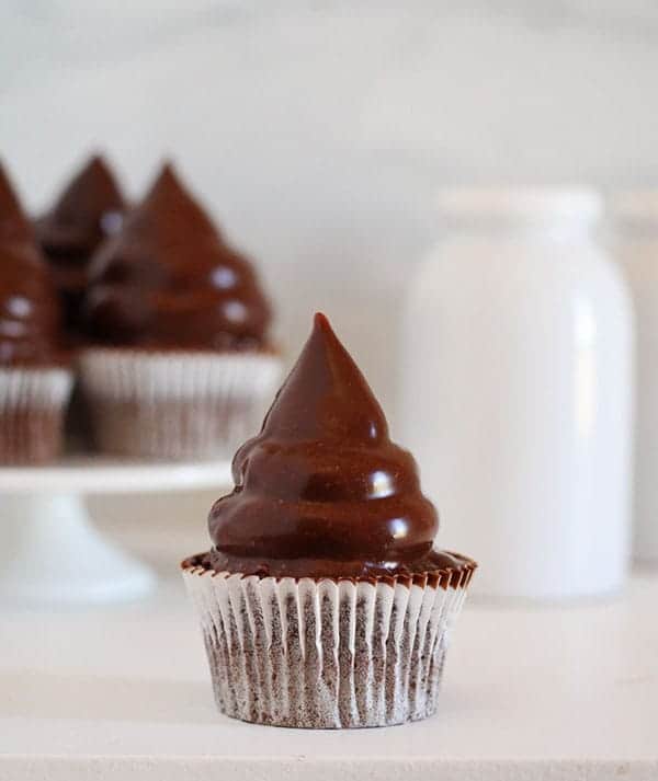 来自www.ytruite.net的Hi-Hat纸杯蛋糕里面的惊喜!# # # surpriseinside巧克力纸杯蛋糕
