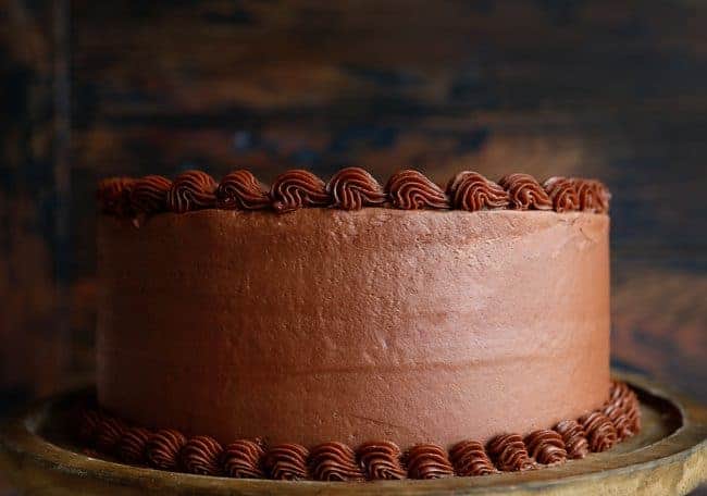 蛋糕架上的巧克力蛋糕