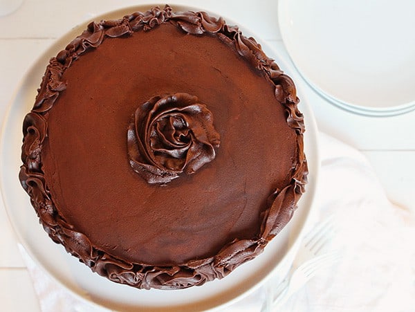 头顶上有玫瑰结霜的巧克力蛋糕