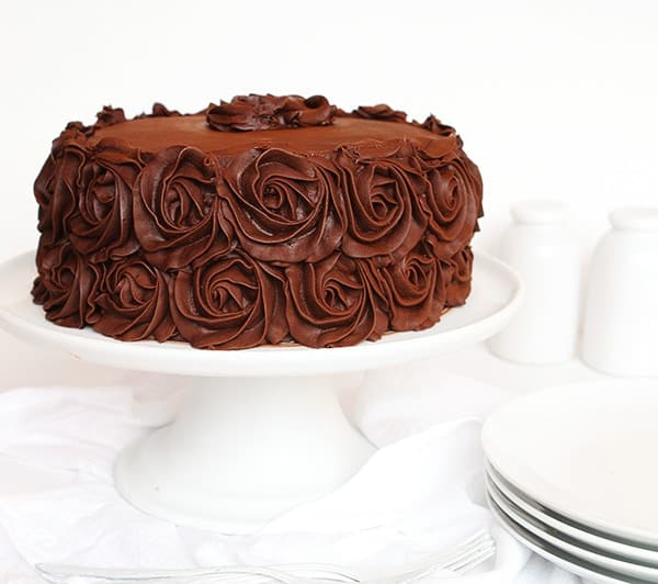完美的巧克力蛋糕配方和白色蛋糕架上完美的巧克力奶油