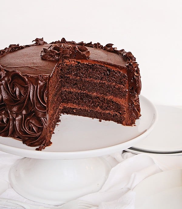 自制巧克力蛋糕配方，蛋糕架上少了几块
