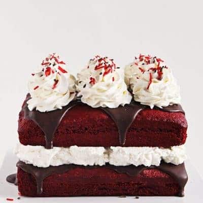 红丝绒蛋糕覆盖在浓郁的巧克力伽纳彻和薄荷奶油#cake #Christmas淋上