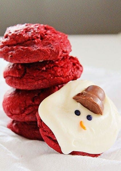 红色天鹅绒融化雪人饼干！