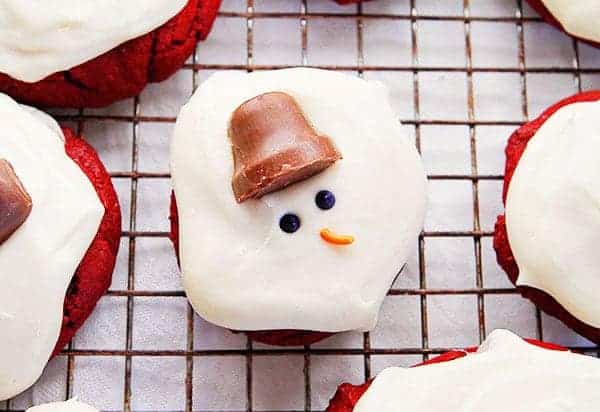 红色天鹅绒融化雪人饼干！