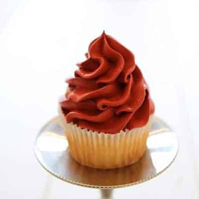 红色天鹅绒慕斯纸杯蛋糕注入了覆盆子简单糖浆