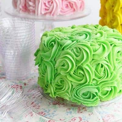 在文塞特新的裁减水晶的绿色玫瑰花蛋糕