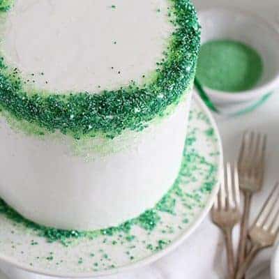 绿荫层蛋糕覆盖在绿色的糖屑