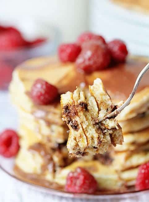 迷你巧克力芯片煎饼用肉桂和巧克力果釉！#pancakes #chocolate #breakfast