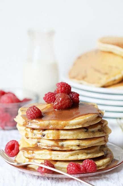 巧克力芯片煎饼配巧克力酱釉和覆盆子！#breakfast #pancakes #chocolate #bestpancakes