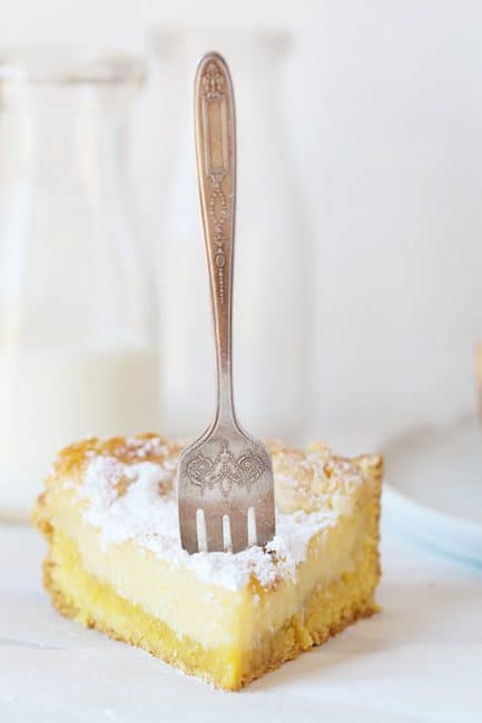 叉子在切片的粘糊糊的黄油蛋糕
