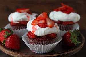 红色天鹅绒草莓脆饼杯形蛋糕！