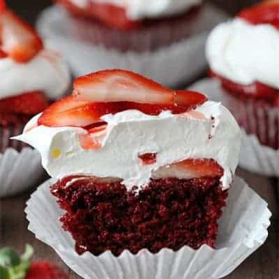 红色天鹅绒草莓脆饼杯形蛋糕！