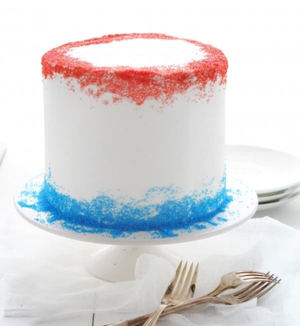 红色白色和蓝色惊喜里面蛋糕！