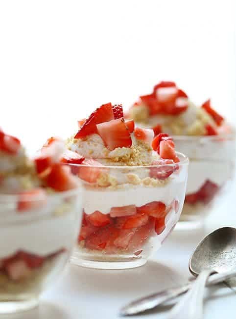 草莓“脆饼”杯子在杯子里！易于烘烤甜点！