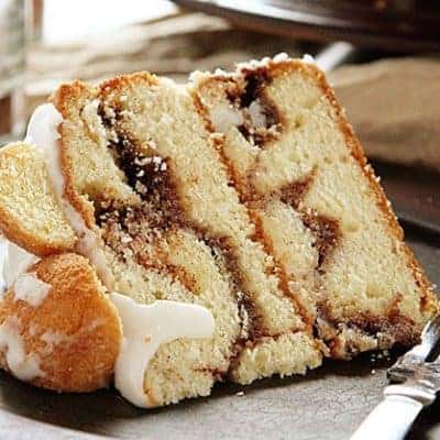 咖啡早餐蛋糕！在釉面覆盖的甜甜圈球中覆盖的一层咖啡蛋糕！