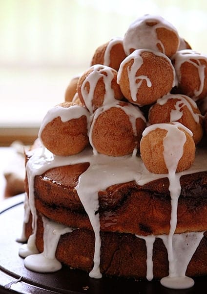 甜甜圈球蛋糕！在釉面覆盖的甜甜圈球中覆盖的一层咖啡蛋糕！