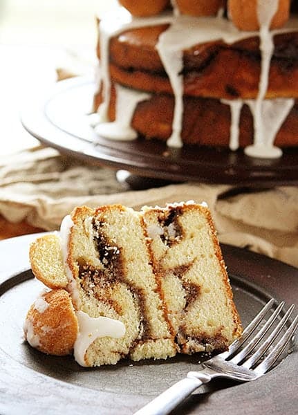 早餐咖啡蛋糕!一层覆盖着甜甜圈的咖啡蛋糕上面还涂着釉料!