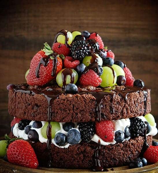 带新鲜水果的巧克力裸体蛋糕！