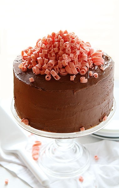 巧克力蛋糕与巧克力薄片曲奇层和迷你粉色巧克力卷!