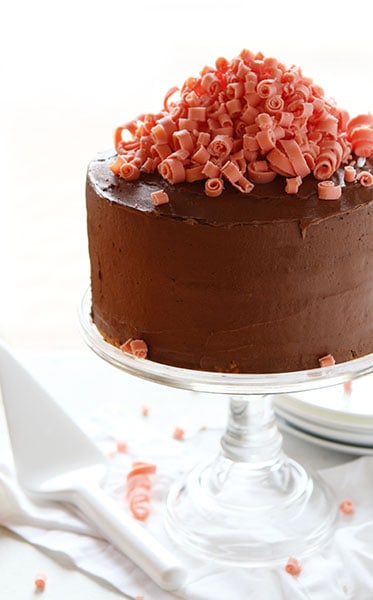 巧克力蛋糕与巧克力薄片饼干层和迷你粉色巧克力卷!
