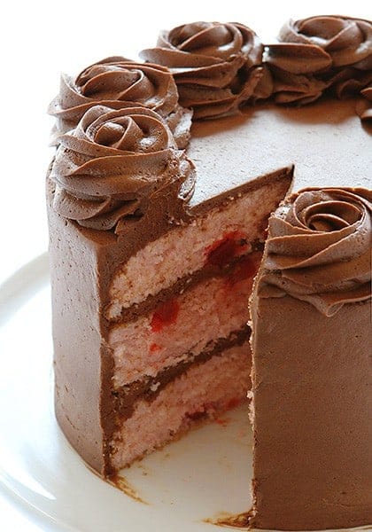粉红色的樱桃蛋糕与软糖糖霜