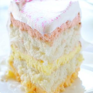 春蛋糕！覆盆子，柠檬和橙色芝士蛋糕在一个潮湿的白色蛋糕！
