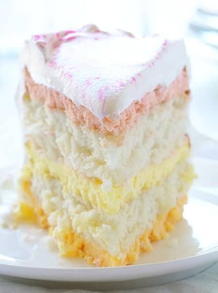 春天的蛋糕!覆盆子，柠檬和橘子芝士蛋糕在一个潮湿的白色蛋糕!