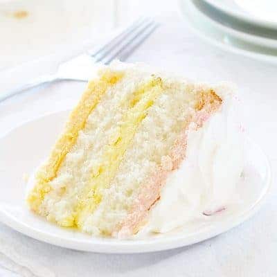 春天的蛋糕!覆盆子，柠檬和橙子芝士蛋糕在一个潮湿的白色蛋糕!