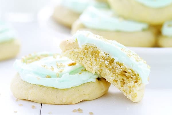 简单的糖饼干与绿色奶油和黄金洒！