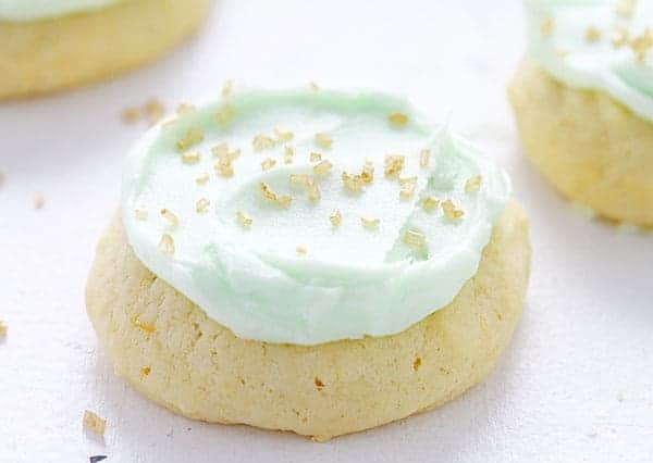 简单的糖饼干与绿色奶油和黄金洒！
