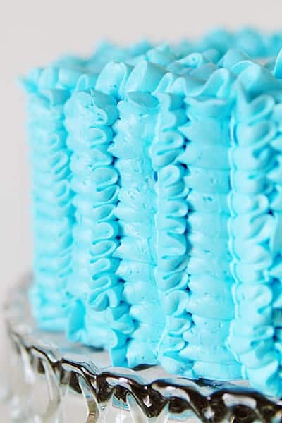带叶尖的蓝色褶边蛋糕