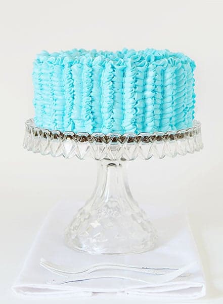 漂亮的蓝色糖霜巧克力蛋糕