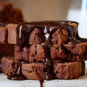 尼格拉·劳森的双层巧克力面包蛋糕