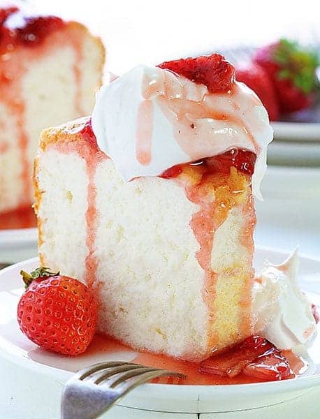 天使食物蛋糕用烤草莓调味汁