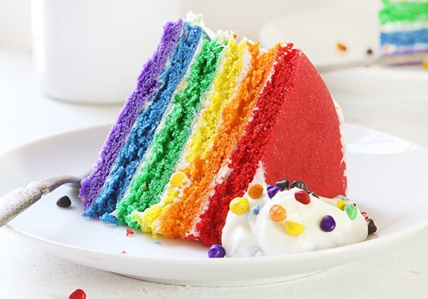 彩虹饼干蛋糕与彩虹芯片糖霜！