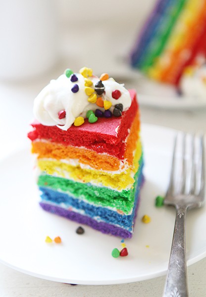 彩虹饼干蛋糕与彩虹芯片糖霜！