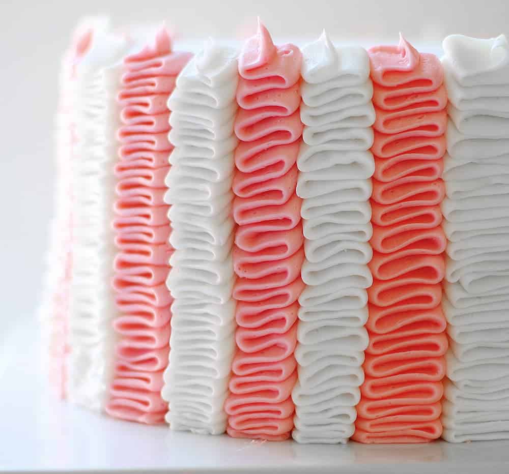 奥利维亚的生日蛋糕~粉色和白色褶皱蛋糕!