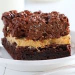 双巧克力布朗尼蛋糕，糖霜和巧克力krispy谷物浇头！