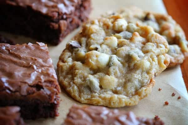 皇冠三明治〜Decadent巧克力果仁巧克力夹在两个巧克力饼干之间，并覆盖在热乳脂酱