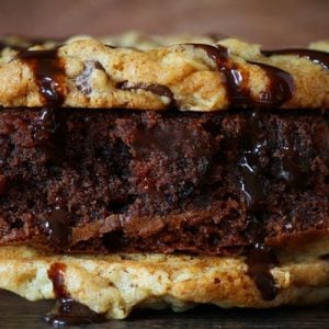 皇冠三明治~腐朽的巧克力布朗尼夹在两块巧克力饼干之间，外面覆盖着热软糖酱