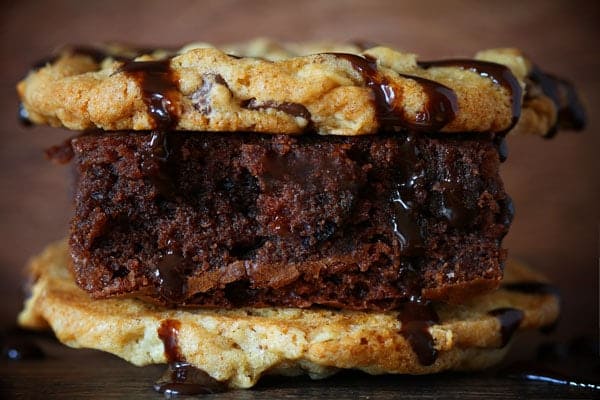 克劳尼三明治——两片巧克力片饼干中间夹着一块颓败的巧克力布朗尼，上面覆盖着热软糖酱