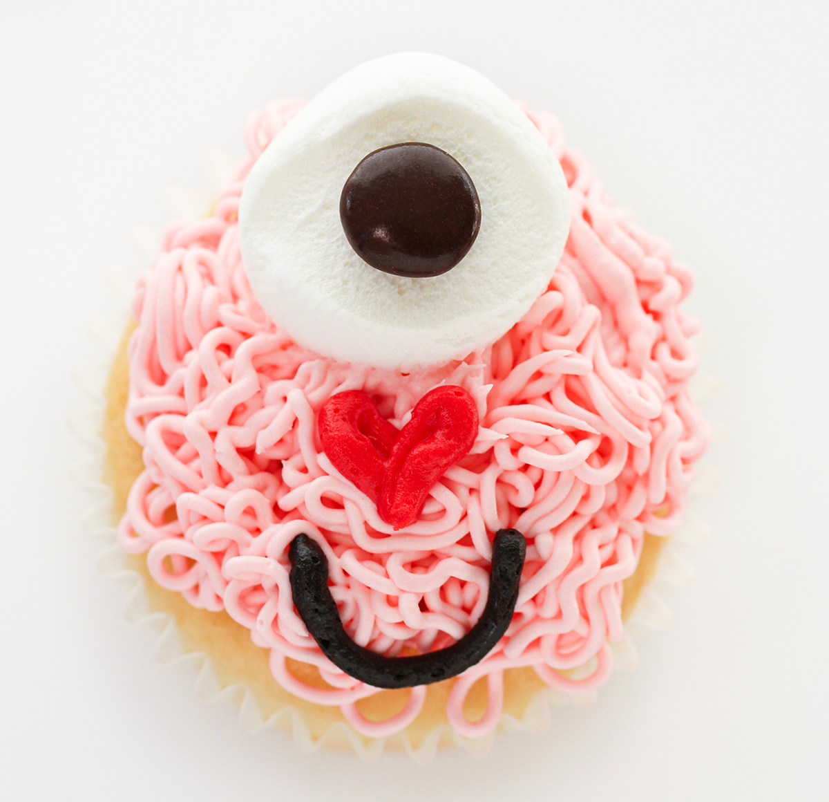 一个爱怪物从顶上的情人节杯形蛋糕