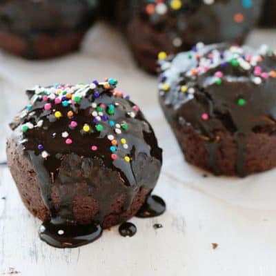 巧克力甜甜圈洞与巧克力釉…这是开始新的一天的方式!