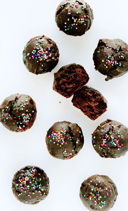 巧克力甜甜圈和巧克力釉……这就是开始新的一天的方式!